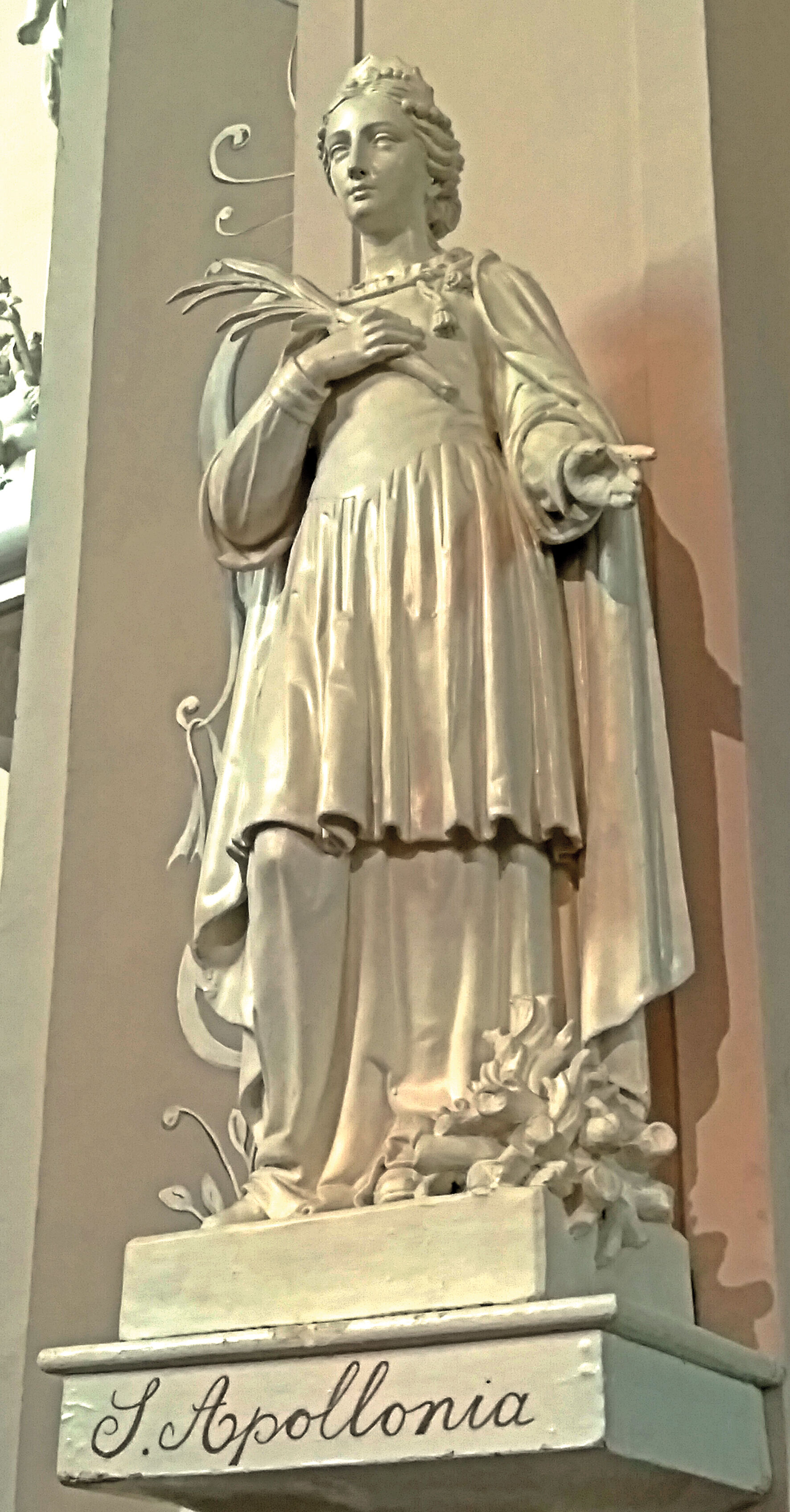 Achter in de Wittemse kloosterkerk staat ook een beeld van de H.Apollonia, helaas zonder nijptang...